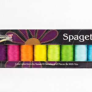 Może przedstawiać: Opakowanie 10 szpulek nici do haftu WonderFil Spaghetti. Szpulki są ułożone w kolejności kolorów tęczy, od fioletowego do niebieskiego. Opakowanie jest oznaczone "Spaghetti" i "WonderFil Embroidery Thread".