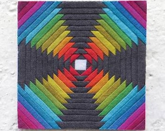 Può includere: Un blocco di trapunta colorato con un design a forma di ananas. Il blocco è realizzato con strisce di tessuto in tonalità di rosso, arancione, giallo, verde, blu e viola. Il blocco è circondato da un bordo grigio scuro. Il testo "alison glass + GIUCY GIUCE MINI SERIES PINEAPPLE" è stampato sopra il blocco. Il testo "BY GIUSEPPE RIBAUDO A TINY BLOCK IN A RANGE OF SIZES" è stampato sotto il blocco.