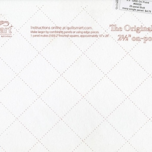 Puede incluir: Panel de rejilla para acolchado blanco con un patrón de diamantes y el texto "Quiltsmart". El panel está etiquetado como "The Original Fusible 2 1/4" on-point Grid". Instrucciones disponibles en línea. El panel hace 100 cuadrados acabados de 5,08 cm, aproximadamente 38,1 cm x 71,1 cm.