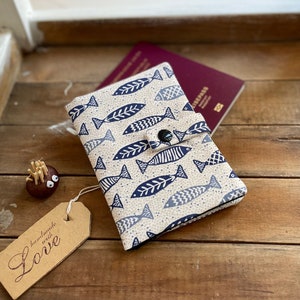 Passhülle FISCHE Reisepasshülle maritimes Muster blau beige Reiseorganizer klein und handlich Karten