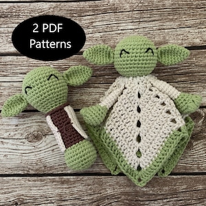 K&ouml;nnte beinhalten: Zwei H&auml;kel-Amigurumi-Anleitungen f&uuml;r eine gr&uuml;ne Yoda-Figur. Eine Anleitung ist f&uuml;r eine kleine Yoda-Rassel und die andere f&uuml;r eine gr&ouml;&szlig;ere Yoda-Sicherheitsdecke. Der Text "2 PDF Patterns" ist im Bild sichtbar.