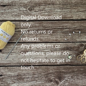 K&ouml;nnte beinhalten: Eine gelbe Garnrolle, eine H&auml;kelnadel, Stecknadeln und eine goldene Schere auf einer Holzoberfl&auml;che. Der Text "Digitaler Download nur. Keine R&uuml;ckgabe oder R&uuml;ckerstattung. Bei Problemen oder Fragen z&ouml;gern Sie bitte nicht, sich mit uns in Verbindung zu setzen." ist in wei&szlig;er Schrift auf der Holzoberfl&auml;che geschrieben.