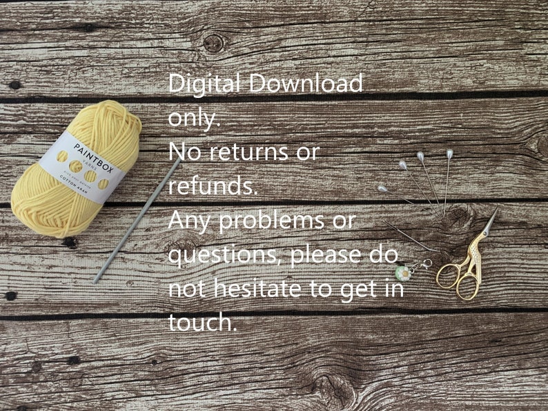 K&ouml;nnte beinhalten: Eine gelbe Garnrolle, eine H&auml;kelnadel, Stecknadeln und eine goldene Schere auf einer Holzoberfl&auml;che. Der Text "Digitaler Download nur. Keine R&uuml;ckgabe oder R&uuml;ckerstattung. Bei Problemen oder Fragen z&ouml;gern Sie bitte nicht, sich mit uns in Verbindung zu setzen." ist in wei&szlig;er Schrift auf der Holzoberfl&auml;che geschrieben.