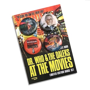 Puede incluir: Un conjunto de cinco botones de solapa con temática de Doctor Who. Los botones presentan imágenes de las películas clásicas de Doctor Who, incluyendo "Dr. Who & the Daleks", "Daleks Invasion Earth 2150 A.D." y "Big Screen! In Colour! Dr. Who & the Daleks". Los botones están empaquetados en una tarjeta con el texto "Dr. Who & the Daleks at the Movies Limited Edition Badge Set".
