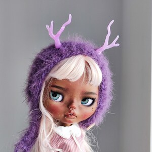 Gestrickte Blythe Puppenmütze im Violetten Hirsch Outfit