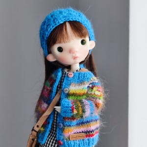Completo per bambola lavorato a maglia: set cardigan e cappello Birdydoll
