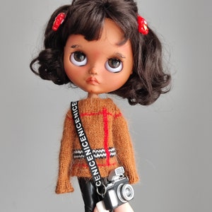 Handgestrickter Pullover für Blythe Doll: Flauschiges Garn-Outfit