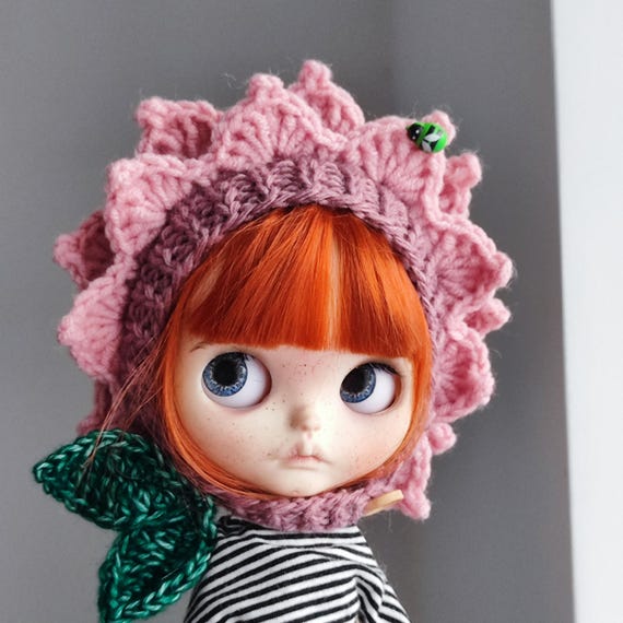 ニット製ブライスドール用帽子：ピンクの花柄ヘルメット - Etsy 日本