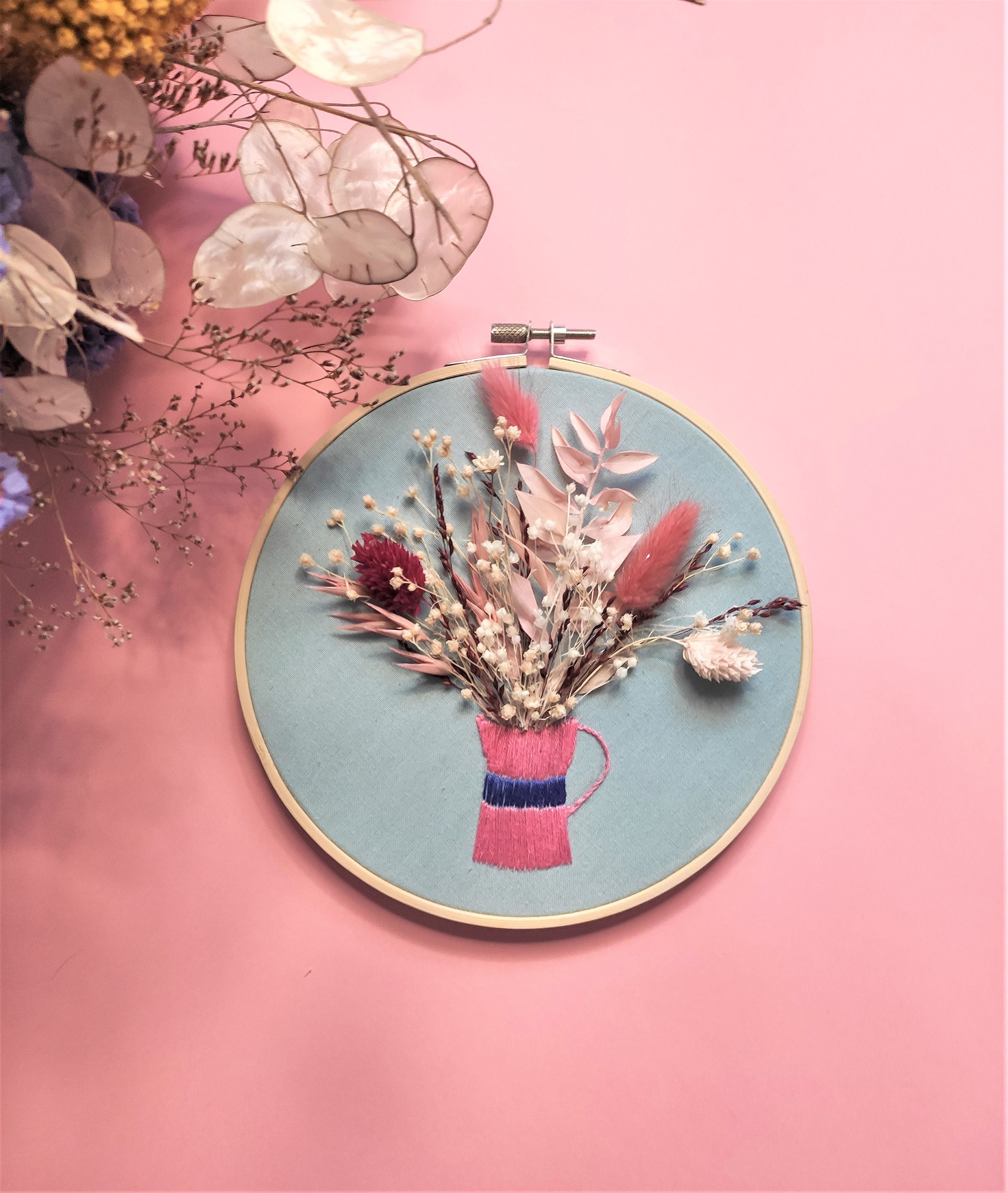 Broderie avec Fleurs Séchées Faite Main