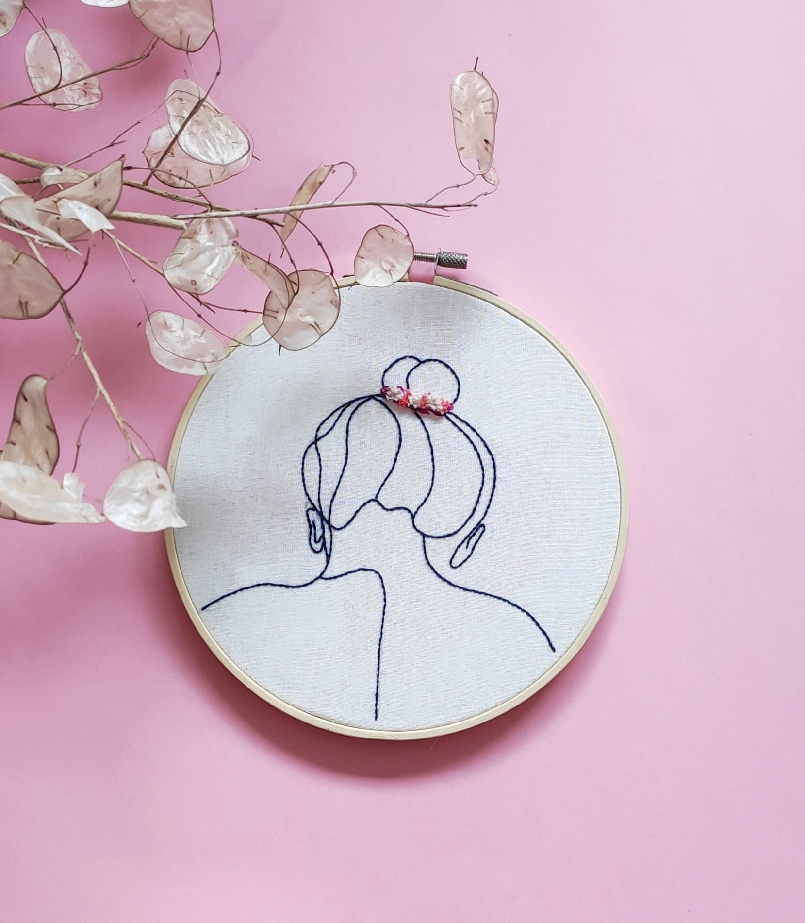 Broderie Femme One Line avec Fleurs Séchées Faite Main - La Songeuse