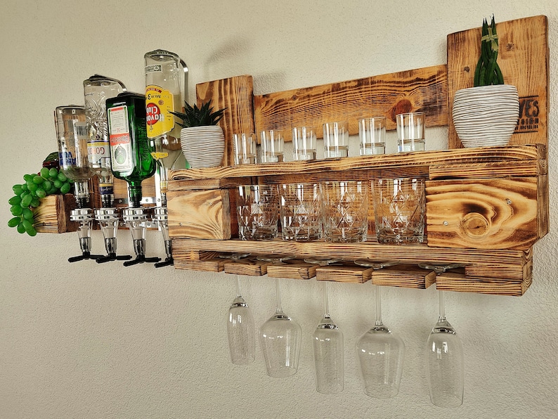 Whiskyregal Whiskybar Wandbar mit Getränkespender Weinregal aus Palette Whiskeybar mit Dosierer Schnapsregal aus Holz Palettenmöbel Bild 1