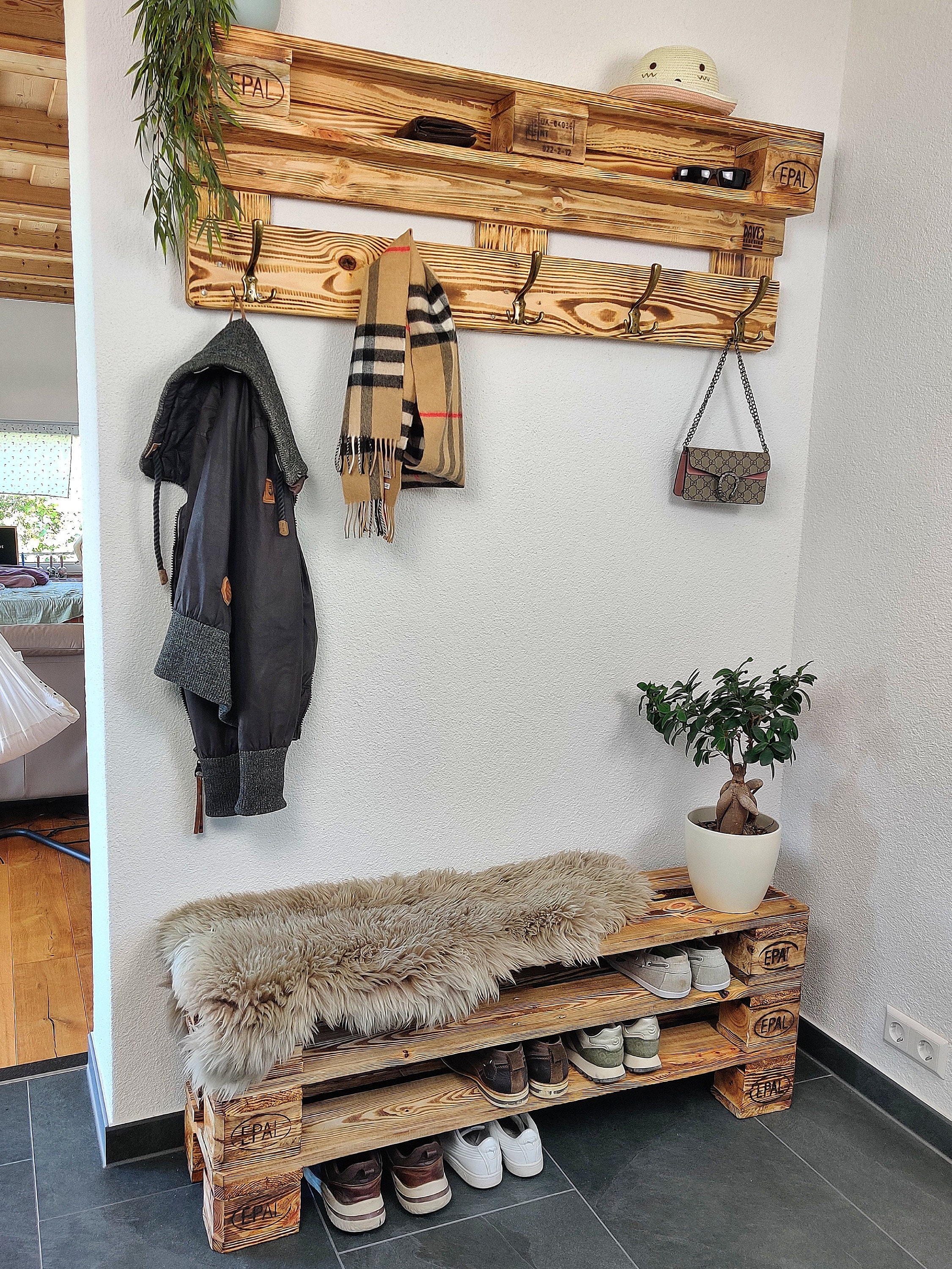 Armario de madera de palet con suspension que incluye 5 percheros armario de palet estanteria de pared estanteria vintage con ganchos muebles de palet Etsy Espana