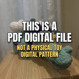 Könnte beinhalten: Ein gehäkeltes Plüschtier mit einem strukturierten Garn-Design in Hellgrün, Violett und Weiß. Der Text lautet: THIS IS A PDF DIGITAL FILE NOT A PHYSICAL TOY DIGITAL PATTERN. Das Objekt ist ein weiches, handgefertigtes Wesen mit einem abgerundeten Körper.