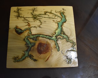 Cuadrado de pino con figuras de Lichtenberg con inserción verde metálica/turquesa