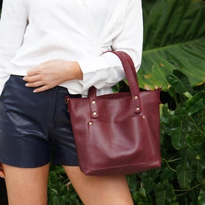 Petit sac fourre-tout en cuir personnalisé Mini fourre-tout bandoulière en cuir sac fourre-tout à bandoulière pour femme avec fermeture éclair et poche