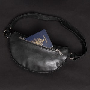 Leather Bum Bag Women Personalised Fanny Pack Leather Sling Bag For Travel Womens Waist Bag Full Grain Leather Crossbody Bags For Her