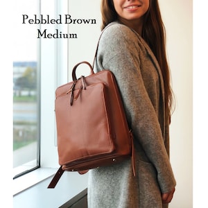 Sac à dos en cuir pour femme, sac à dos personnalisé pour ordinateur portable en cuir pleine fleur, sac à dos à dos monogramme, anniversaire en cuir, cadeaux pour elle