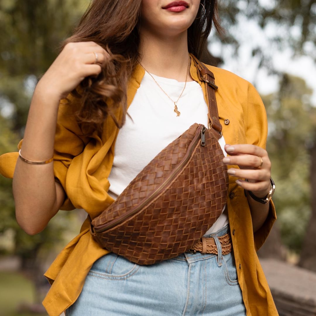 Woven Leather Belt Bag for Women – Full Grain Leather Bum  display picture 3