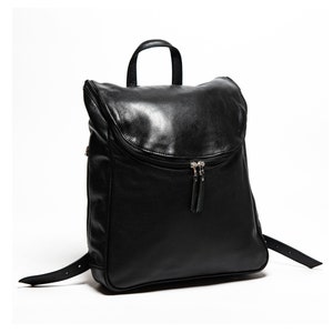 Peut inclure: Un sac à dos en cuir noir avec une fermeture éclair et des bretelles réglables.