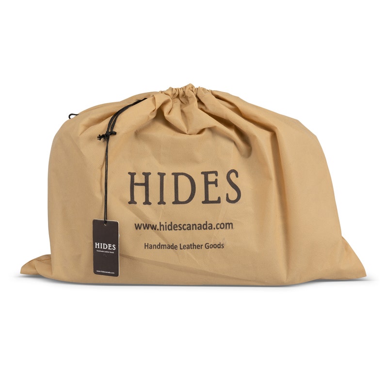 K&ouml;nnte beinhalten: Eine braune Kordelzugtasche mit dem aufgedruckten Text "HIDES" und "www.hidescanada.com". Die Tasche tr&auml;gt au&szlig;erdem den Aufdruck "Handmade Leather Goods".