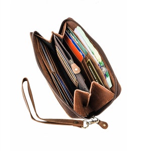 Cartera de cuero para mujer, cartera de viaje personalizada con cremallera y correa de muñeca extraíble, cartera marrón grabada personalizada, regalo de Navidad para ella