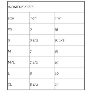 Puede incluir: Un gr&aacute;fico que muestra las tallas de ropa para mujeres en pulgadas y cent&iacute;metros. El gr&aacute;fico enumera las tallas XS, S, M, M/L, L y XL con las medidas correspondientes.