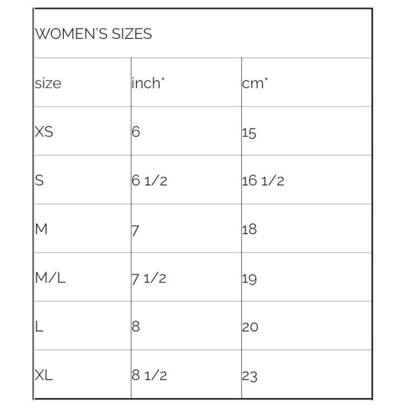 Puede incluir: Un gr&aacute;fico que muestra las tallas de ropa para mujeres en pulgadas y cent&iacute;metros. El gr&aacute;fico enumera las tallas XS, S, M, M/L, L y XL con las medidas correspondientes.