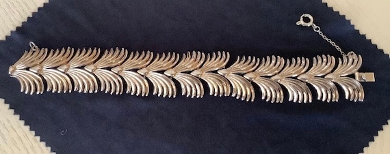 Bel Geddes Flow Motion Bracelet