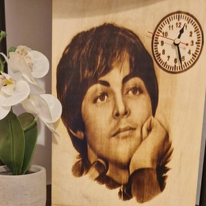 Sir James Paul McCartney CH MBE est un chanteur, compositeur et musicien britannique d’image brûlée sur une horloge pyrographique en bois de taille A4