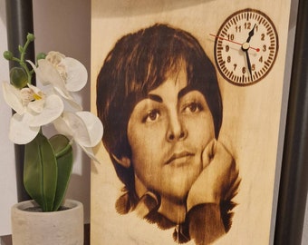 Sir James Paul McCartney CH MBE ist ein britischer Sänger, Songschreiber und Musiker Bild auf Holz Pyrografie Uhr A4 gebrannt