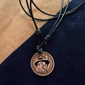 Frank Sinatra, cantante americano, attore, moneta britannica, nuova moneta da un penny, collana tagliata