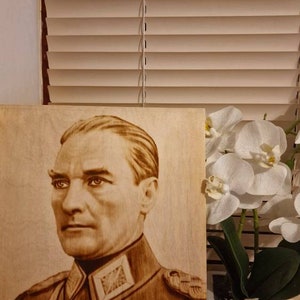 Mustafa Kemal Ataturk afbeelding gebrand op hout pyrografie A4 formaat