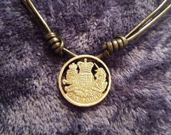 Moneta da una sterlina raffigurante un leone e un unicorno. Collana fatta a mano con taglio a moneta.