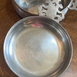 International Pewter Flyer-De-Lis Pierced Handle Porringer Small Vintage Porridge Bowl 277 79