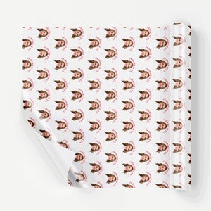 Op de afbeelding: Wit cadeaupapier met een herhalend patroon van een vrouwen gezicht en de tekst "Jasmine is a Queen".