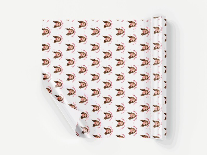 Op de afbeelding: Wit cadeaupapier met een herhalend patroon van een vrouwen gezicht en de tekst "Jasmine is a Queen".