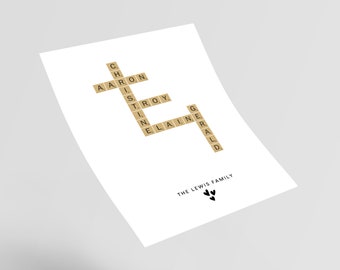 Könnte beinhalten: Ein beige-braunes Kreuzworträtsel mit den Namen Aaron, Christine, Troy, Elaine und Gerald. Der Text "THE LEWIS FAMILY" befindet sich am unteren Rand des Rätsels.