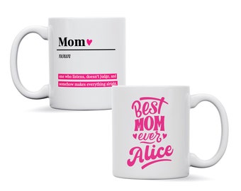 Può includere: Due tazze in ceramica bianca con un design rosa. Una tazza dice "Mamma" con una definizione e l'altra tazza dice "Miglior mamma di sempre Alice".