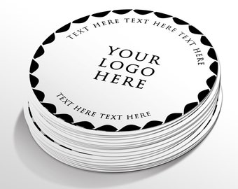 Könnte beinhalten: Ein Stapel runder weißer Untersetzer mit schwarzem Rand und dem Text "TEXT HERE TEXT HERE" am Rand. Die Mitte des Untersetzers lautet "YOUR LOGO HERE".