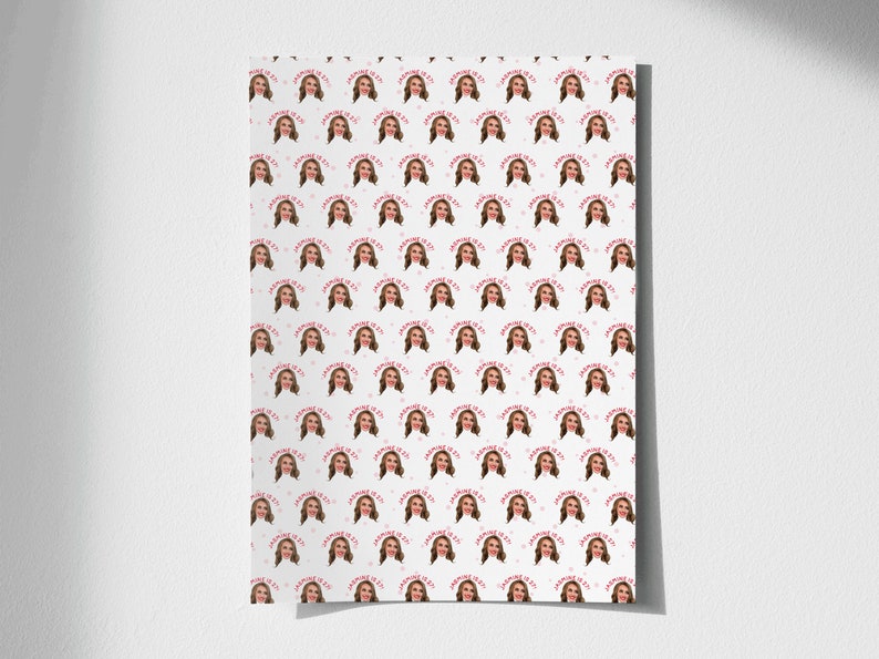 Op de afbeelding: Wit inpakpapier met een herhalend patroon van een vrouwen gezicht en de tekst "Manic Pixie Dream Girl".