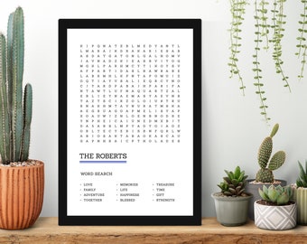 Könnte beinhalten: Ein schwarzer gerahmtes Wortsuchrätsel mit dem Titel "The Roberts" und einer Liste von Wörtern, die es zu finden gilt, darunter Liebe, Familie, Abenteuer, zusammen, Erinnerungen, Leben, Glück, gesegnet, Schatz, Zeit, Geschenk und Stärke.