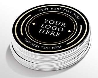 Könnte beinhalten: Ein Stapel runder, weißer Untersetzer mit einem schwarzen Kreis in der Mitte. Der schwarze Kreis hat einen goldenen Ring darum und den Text "YOUR LOGO HERE" in weiß.