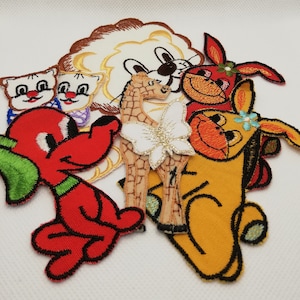 Può includere: Un set di toppe ricamate colorate da stirare che rappresentano una varietà di animali, tra cui un leone, una giraffa, un coniglio, un cane e un gatto. Le toppe sono perfette per aggiungere un tocco fantasioso a vestiti, borse o altri oggetti in tessuto.