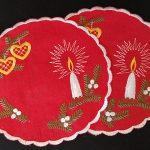 PAIR EMBROIDERED Nostalgic Red Christmas Table Décor - Genuine Plauener Spitze 1960s GDR, Germany -  Excellent Vintage Mint Condition