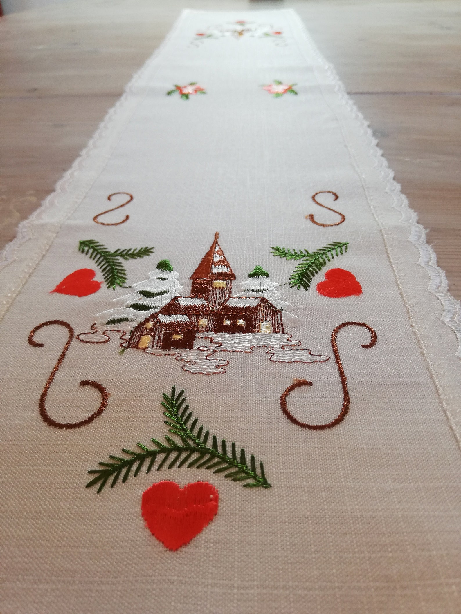 39 in EMBROIDERED XMAS RUNNER in Pristine Vintage Quality, From Germany