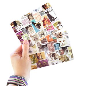 K&ouml;nnte beinhalten: Ein rechteckiger Untersetzer mit einer Collage aus alten Briefmarken, die verschiedene Katzenrassen in unterschiedlichen Farben und Stilen zeigen. Die Briefmarken enthalten Texte wie USA 22, 6.50, 200 und 15 und zeigen diverse Katzenportr&auml;ts.