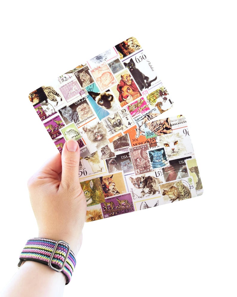 K&ouml;nnte beinhalten: Ein rechteckiger Untersetzer mit einer Collage aus alten Briefmarken, die verschiedene Katzenrassen in unterschiedlichen Farben und Stilen zeigen. Die Briefmarken enthalten Texte wie USA 22, 6.50, 200 und 15 und zeigen diverse Katzenportr&auml;ts.