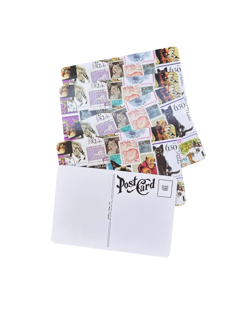 K&ouml;nnte beinhalten: Ein Stapel rechteckiger Postkarten mit einer Collage aus verschiedenen Briefmarken, die Katzen und Tiger zeigen. Die oberste Postkarte ist auf der R&uuml;ckseite wei&szlig; und mit dem Wort Postcard in schwarzer Schrift sowie einem Briefmarkenfeld.