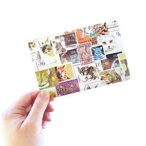 K&ouml;nnte beinhalten: Eine rechteckige Karte mit einer Collage aus verschiedenen alten Briefmarken, die jeweils detaillierte Illustrationen verschiedener Katzenrassen in Orange, Braun, Wei&szlig; und Blau zeigen, erg&auml;nzt durch sichtbare Texte und numerische Werte.