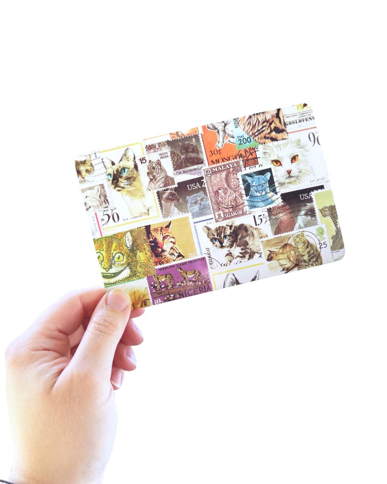 K&ouml;nnte beinhalten: Eine rechteckige Karte mit einer Collage aus verschiedenen alten Briefmarken, die jeweils detaillierte Illustrationen verschiedener Katzenrassen in Orange, Braun, Wei&szlig; und Blau zeigen, erg&auml;nzt durch sichtbare Texte und numerische Werte.